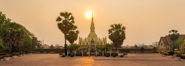 Pha That Luang o wschodzie słońca