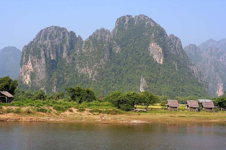 Rzeka Nam Song i krasowe ostańce, Vang Vieng