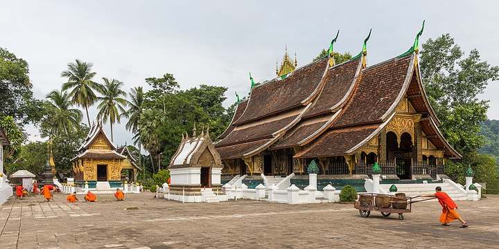 Mnisi na dziedzińcu Wat Xieng Thong, Luang Prabang