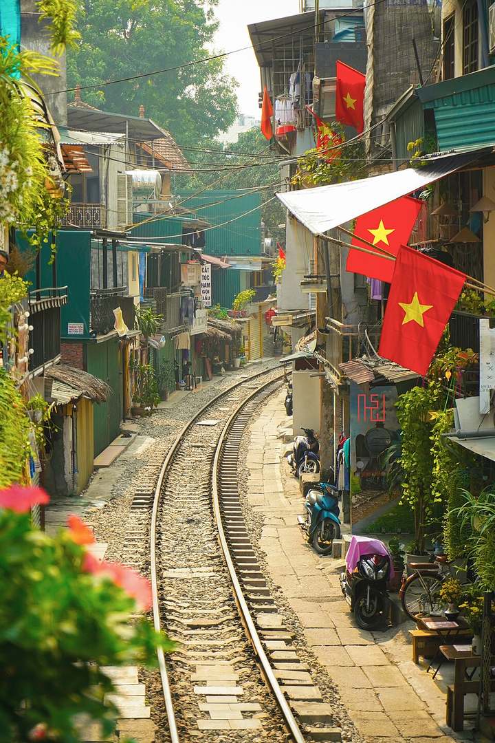Train Street — pociąg między kamienicami Hanoi