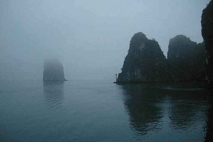 Ha Long we mgle — pożegnalny widok z okna samolotu