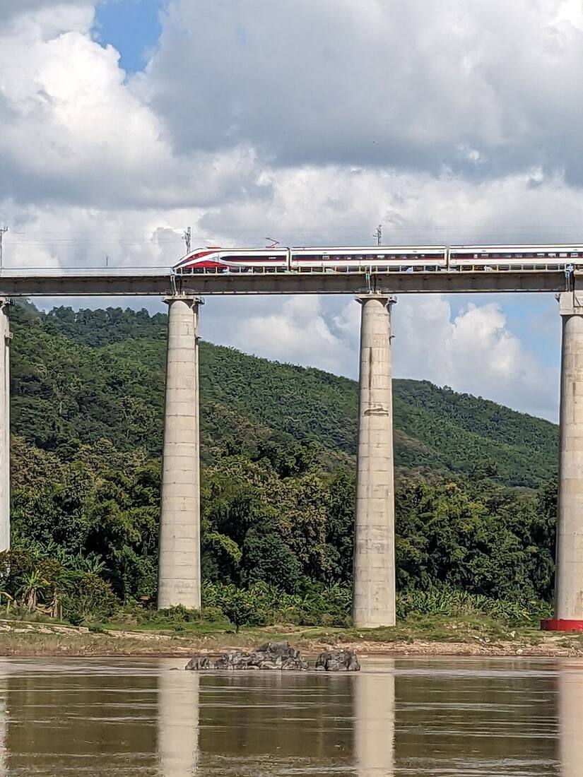 Pociąg Kolei Laotańsko-Chińskiej na moście nad Mekongiem na północ od Luang Prabang