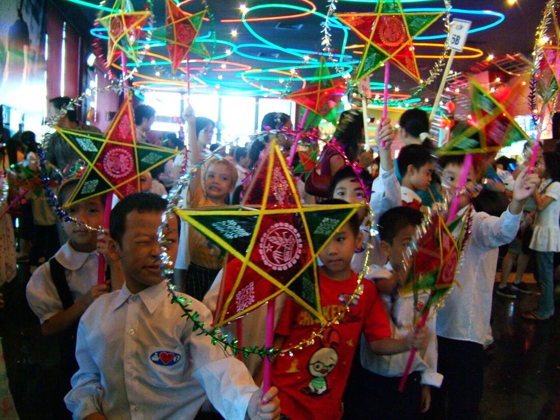 Dzieci z lampionami-gwiazdami đèn ông sao na Tết Trung Thu w Wietnamie
