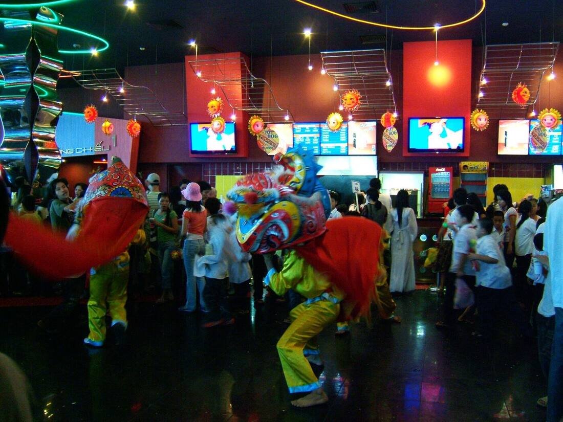 Taniec lwa podczas Tết Trung Thu w Wietnamie