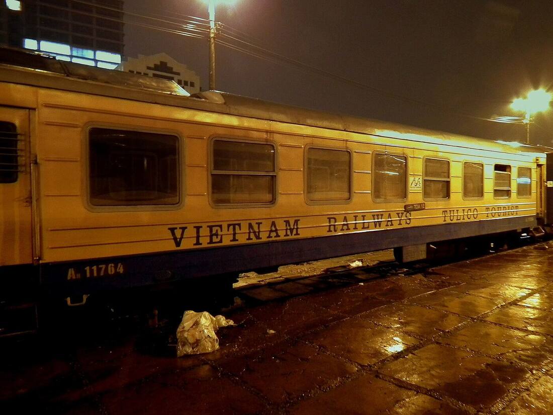 Wagon turystyczny nocnego pociągu Hanoi–Lao Cai na dworcu w Hanoi