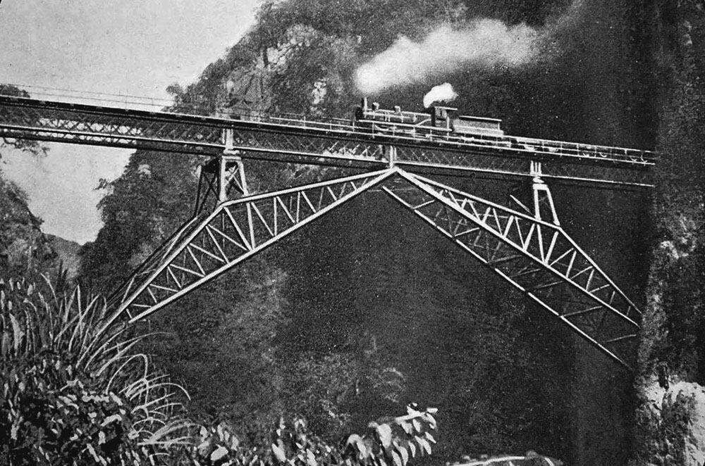 Parowóz przejeżdża przez most Faux-Namti (Renzi) na linii Yunnan–Haiphong, ok. 1910