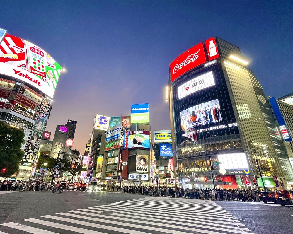 Skrzyżowanie Shibuya nocą
